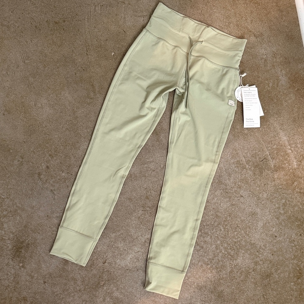 Vuori Daily Leggings - Color: Sprout